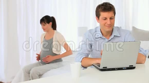 当男友工作的时候孕妇抚摸着她的腹部视频的预览图