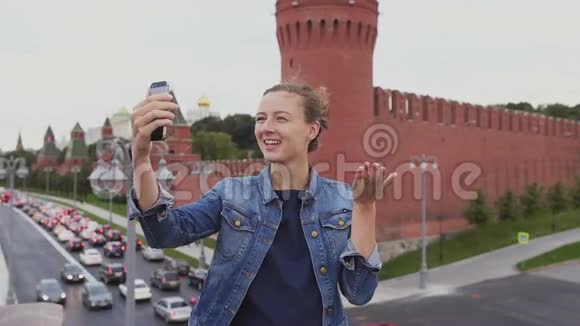 女孩在克林面前的电话里面对面地聊天俄罗斯视频的预览图