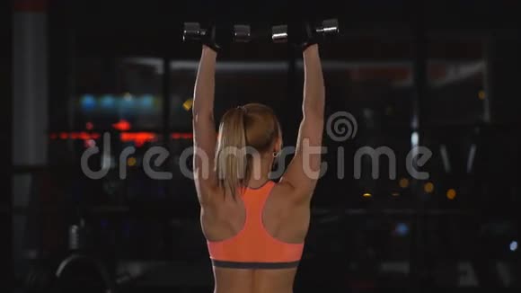 女人用哑铃在肩膀上做运动视频的预览图