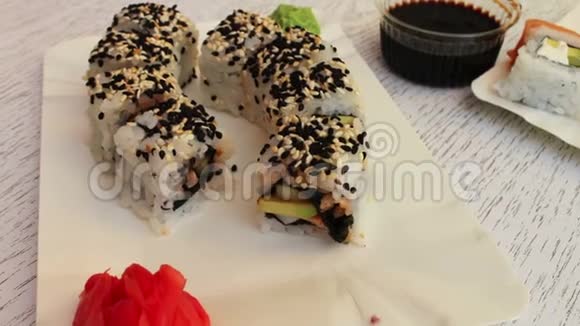 新鲜寿司卷白色背景上有三文鱼芝麻姜视频的预览图