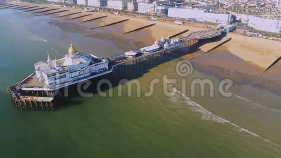 飞越英格兰南部海岸伊斯特伯恩码头视频的预览图