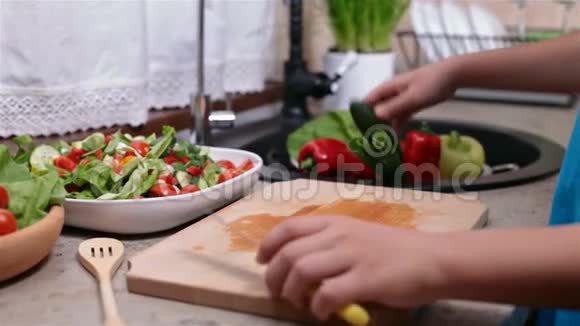 儿童手切黄瓜做沙拉视频的预览图