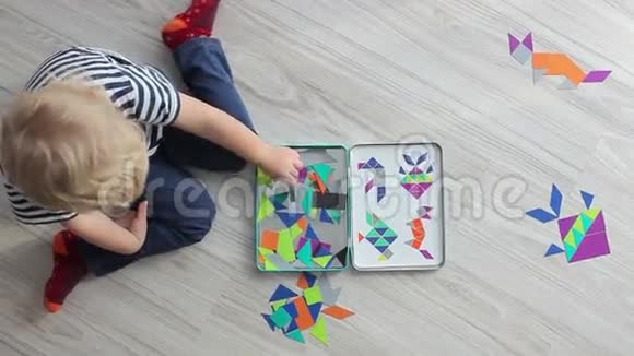 儿童玩拼图游戏的俯视图视频的预览图