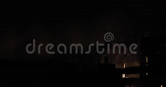 东京市区附近建筑的烟花在夏季夜间拍摄视频的预览图