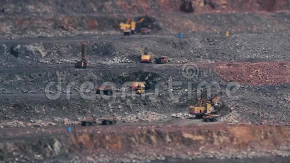 采石场开采花岗岩TILTShift的挖掘机和重型卡车视频的预览图