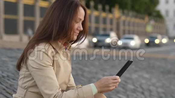 女人在智能手机上发短信城市生活方式视频的预览图