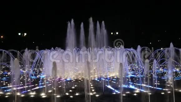博物馆的灯光和音乐喷泉晚上保留Tsaritsyno视频的预览图