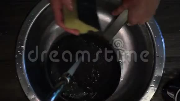 男性用洗手盆洗手厨房用具视频的预览图