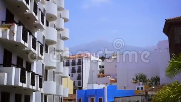 蓝天背景上的白色房子视频的预览图