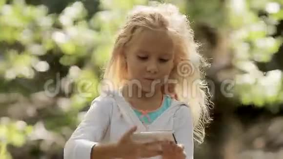 小可爱的女孩在电话里自拍视频的预览图