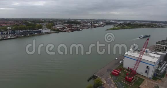 荷兰多德雷希特港口工业起重机的鸟瞰图视频的预览图