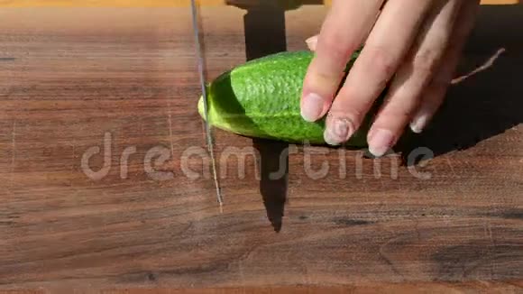 速女手切绿色生态黄瓜刀木板视频的预览图