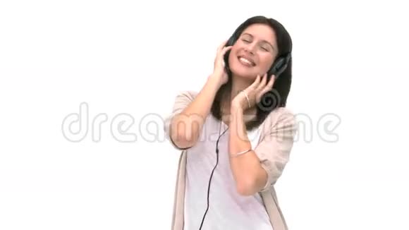 女人一边听音乐一边对着镜头微笑视频的预览图