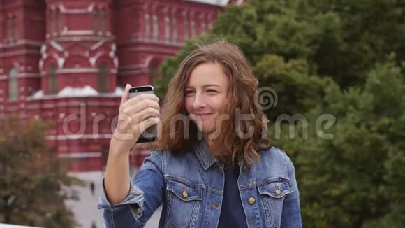 游客在克里姆林宫前的电话里面对面地聊天俄罗斯视频的预览图