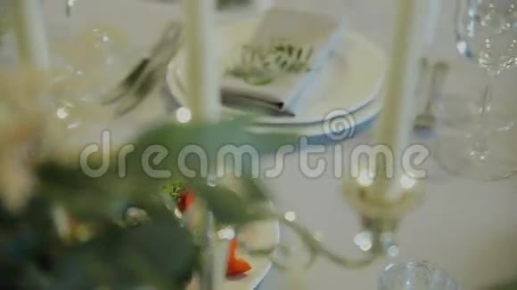 婚礼的细节美丽的花朵装饰花卉成分装饰桌子上的蜡烛视频的预览图