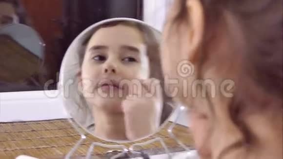 少女化妆眉毛梳室内视频的预览图