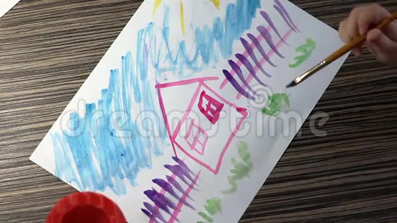 儿童手与画笔绘制白纸顶部视图视频的预览图