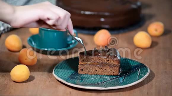 一块沙赫蛋糕吃一块巧克力蛋糕视频的预览图