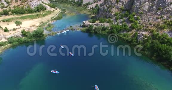 克罗地亚Zrmanja河上皮划艇的鸟瞰图视频的预览图