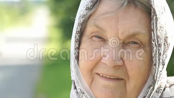 微笑成熟的老妇人的肖像特写视频的预览图