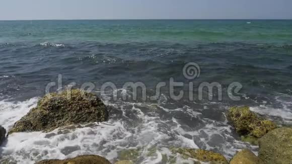 海浪冲击着岩石海岸视频的预览图