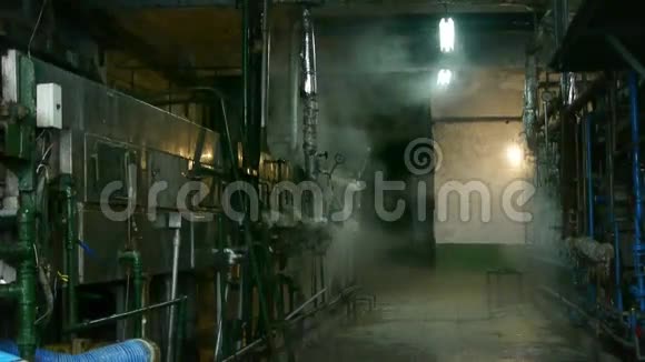 工厂充满蒸汽昏暗灯阀门管道锅炉视频的预览图