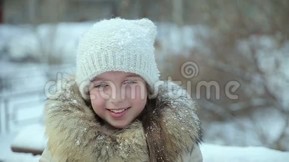 小女孩降雪慢动作视频的预览图