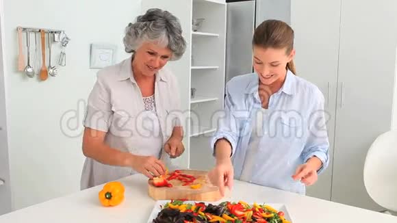 女人和她妈妈一起做饭视频的预览图