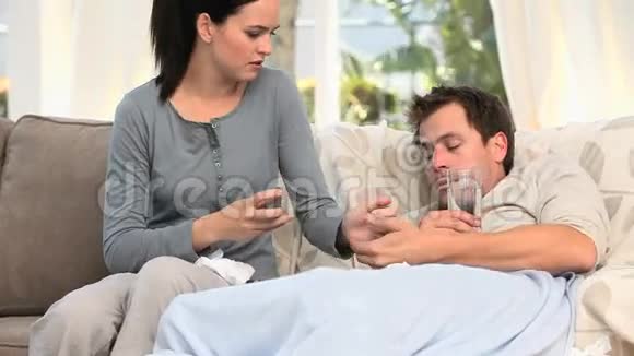担心的女人给生病的丈夫吃药视频的预览图