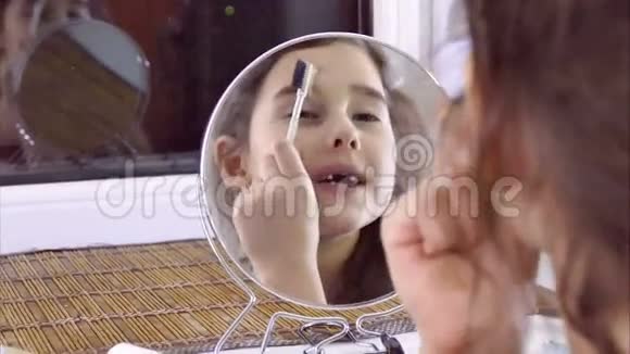 少女化妆眉毛室内梳视频的预览图