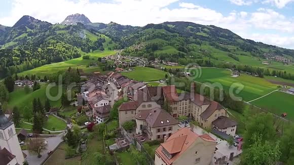 鸟瞰格鲁耶雷斯的景观瑞士视频的预览图