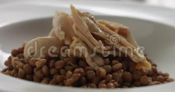 带扁豆和鸡肉视频的热汤视频的预览图