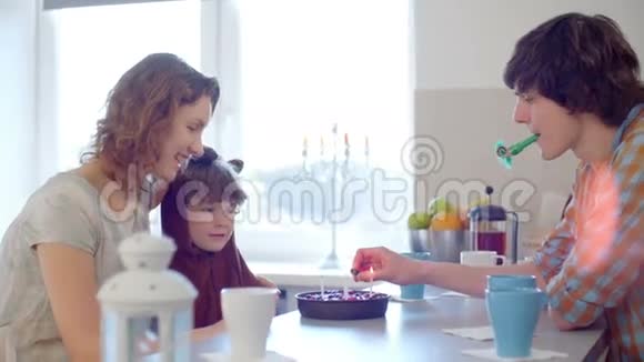 白种人家庭快乐庆祝生日视频的预览图