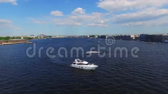 豪华游艇在城市的河流与新婚夫妇视频的预览图