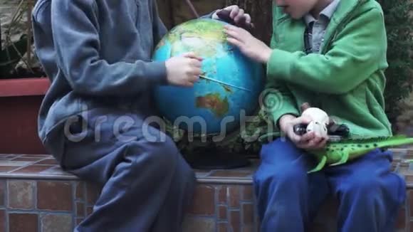 孩子们玩Globus视频的预览图