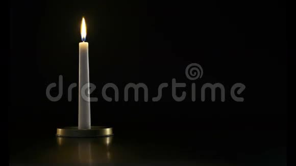 用黑色背景2烧蜡烛视频的预览图