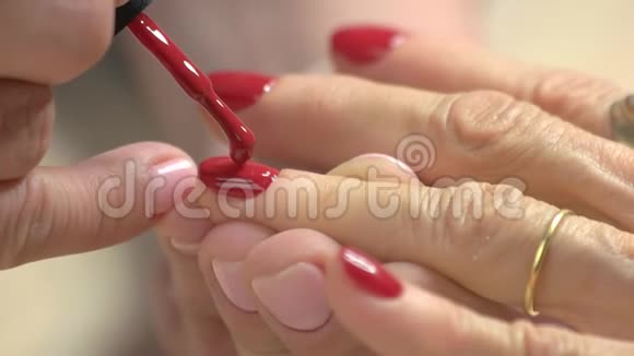 用红漆收口指甲画视频的预览图