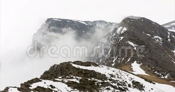 落基雾的山峰4k时间推移视频的预览图