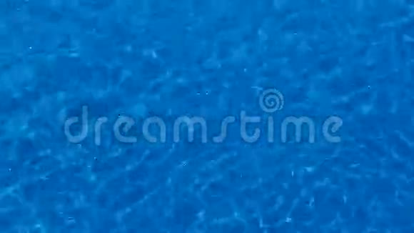 蓝色水面视频的预览图