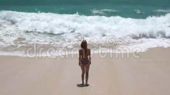 海滩上美丽的女孩很开心视频的预览图