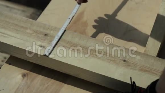 测量木块的人视频的预览图
