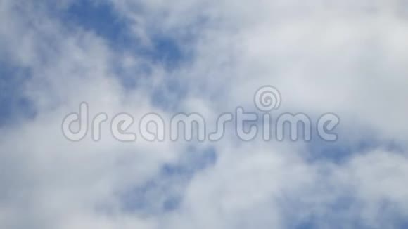时间流逝的云滚滚的蓬松的云在移动白光云的时间流逝云穿过蓝天视频的预览图