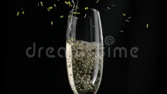 香槟被倒进杯子里视频的预览图