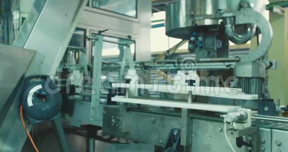 化学瓶生产线的机器视频的预览图