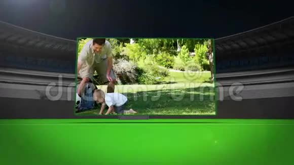 玩足球的家庭录像视频的预览图