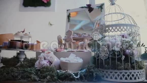 结婚糖果吧糖果吧有新鲜的花和拉链在盘子里为生日周年纪念婚礼视频的预览图