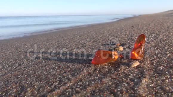 美丽的天然琥珀碎片海晨沙滩沙滩视频的预览图
