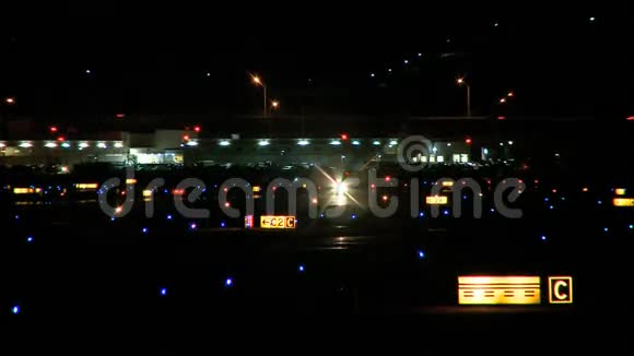 小飞机跑道之夜视频的预览图