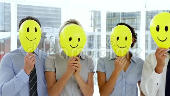 商业团队手持笑脸气球视频的预览图
