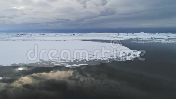 南极史诗开阔水域海景鸟瞰图视频的预览图